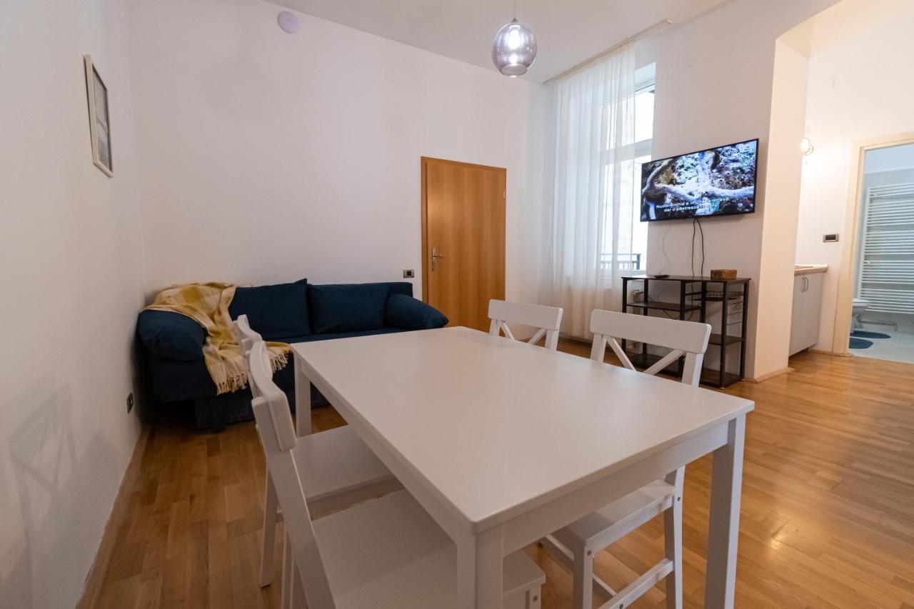 Residence 48 Beautiful Building Within Moments From The Old Town Of Braşov Exteriör bild