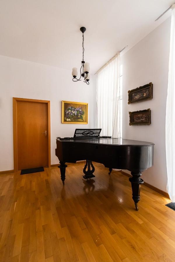 Residence 48 Beautiful Building Within Moments From The Old Town Of Braşov Exteriör bild