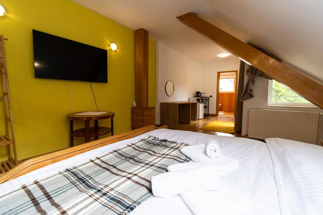 Residence 48 Beautiful Building Within Moments From The Old Town Of Braşov Exteriör bild